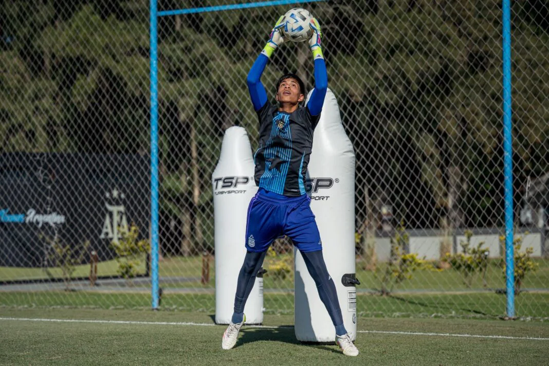 Santino-Arias-argentina-pelota-entrenamiento-ezeiza-1068x712